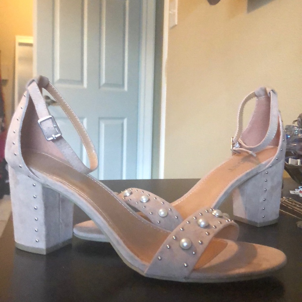 Classic nude heels!